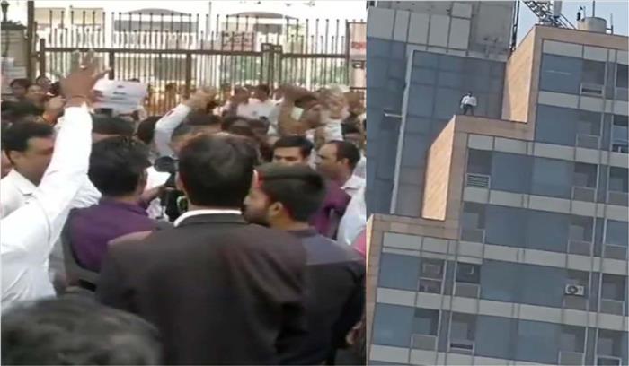 सभी जिला अदालतों में वकीलों का प्रदर्शन, एक ने की खुदकुशी की कोशिश सभी जिला अदालतों में वकीलों का प्रदर्शन, एक ने की खुदकुशी की कोशिश