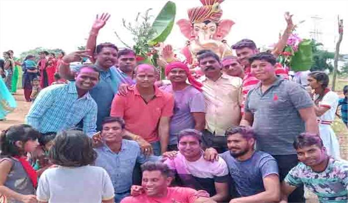 गणेश जयकारे के साथ विसर्जन गणेश जयकारे के साथ विसर्जन