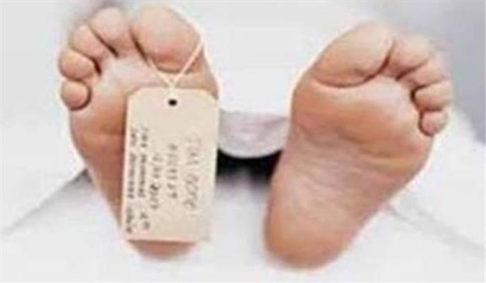 गमगीन माहौल में मासूम बच्चे का शव दफनाया