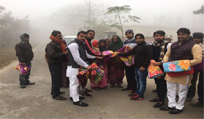 कड़कड़ाती ठंड में गरीब व असहाय लोगों में बांटे कंबल