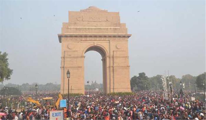 नव वर्ष मनाने दिल्ली की सड़कों पर उमड़ी भारी भीड़ नव वर्ष मनाने दिल्ली की सड़कों पर उमड़ी भारी भीड़