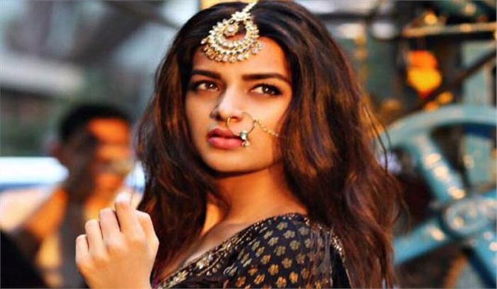 क्रिअर्ज एंटरटेंमेंट संग निधि अग्रवाल ने करार की पुष्टि की