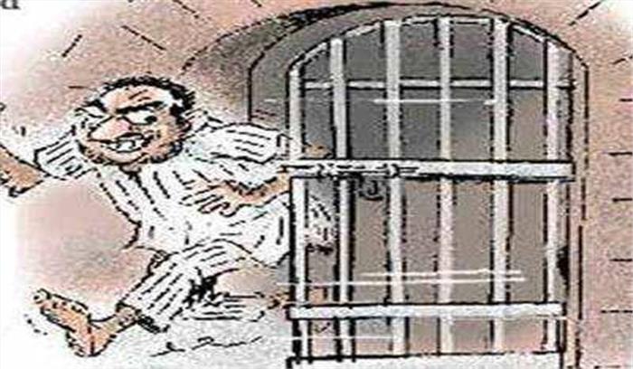 मध्यप्रदेश : फरार कैदियों के मामले एक जेल प्रहरी गिरफ्तार
