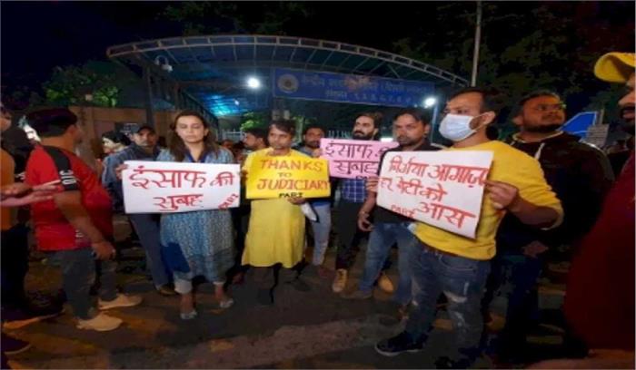 निर्भया मामला : लोगों ने पोस्टरों के जरिए तिहाड़ के बाहर न्यायपालिका को दिया धन्यवाद