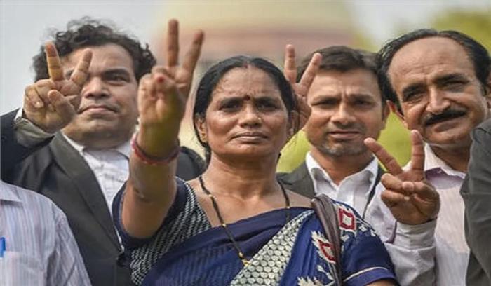 आज का सूरज भारत की बेटियों के लिए उम्मीद की नई किरण लेकर उगा : निर्भया की मां आज का सूरज भारत की बेटियों के लिए उम्मीद की नई किरण लेकर उगा : निर्भया की मां