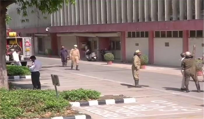 दिल्ली : निर्माण भवन की चौथी मंजिल पर  लगी आग