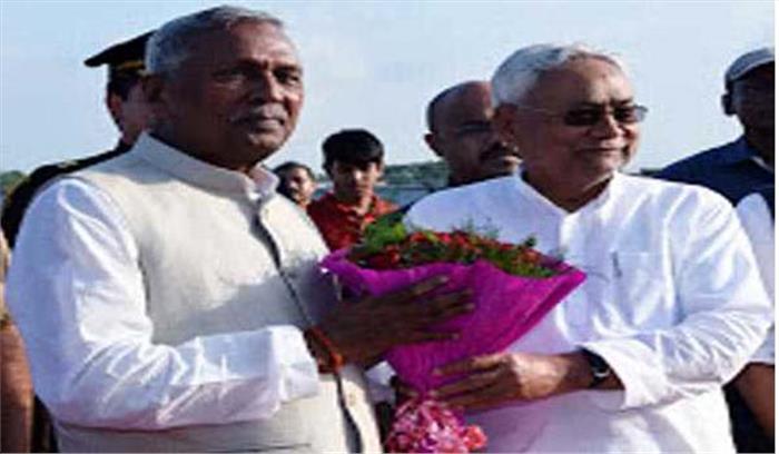 नीतीश ने की बिहार के निवनियुक्त राज्यपाल फागु चौहान की अगुवानी नीतीश ने की बिहार के निवनियुक्त राज्यपाल फागु चौहान की अगुवानी