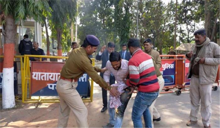 नीतीश के आवास के बाहर युवक ने की आत्मदाह की कोशिश