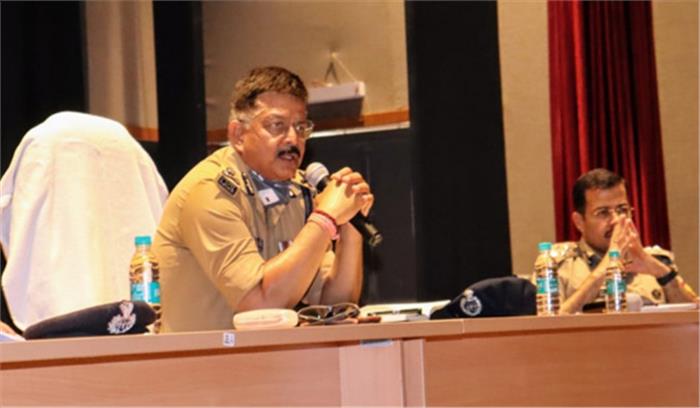 नोएडा : कमिश्नर ने थाना दिवस पर सुनीं फरियादें, संवेदनशील जगहों का लिया जायजा