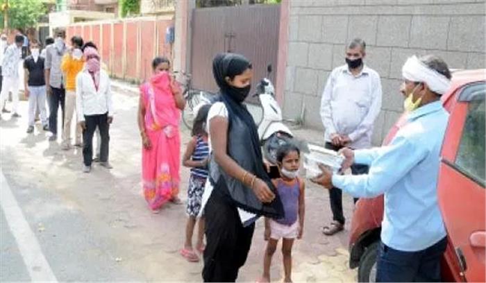 नोएडा में 1 लाख से ज्यादा मजदूरों को खाना बांटे