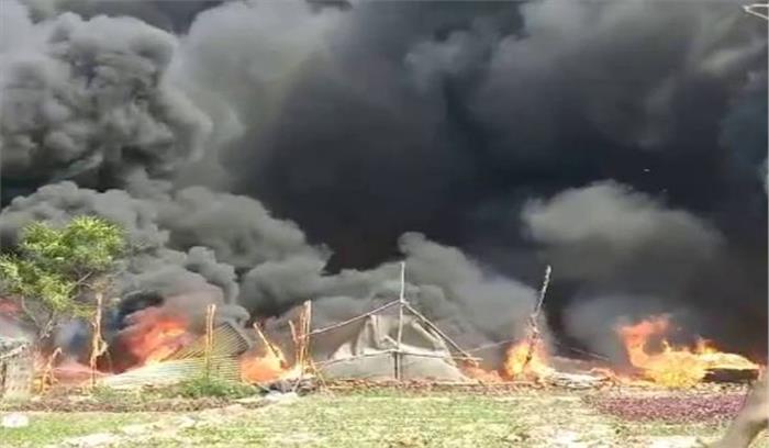 नोएडा की सैकड़ों झुग्गियों में लगी आग में 2 बच्चियों की झुलसकर मौत