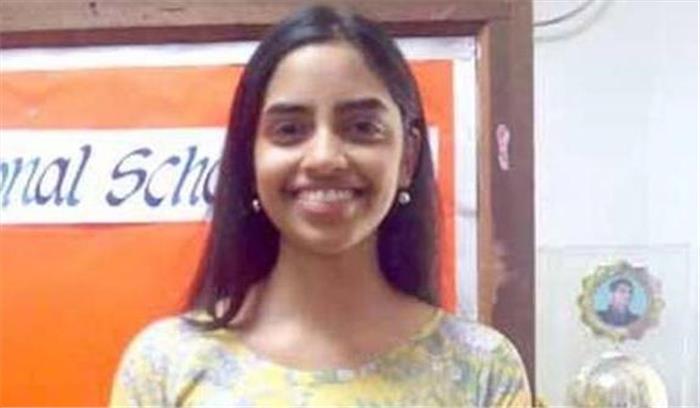 नोएडा के एमिटी स्कूल की छात्रा रक्षा गोपाल ने टॉप किया
