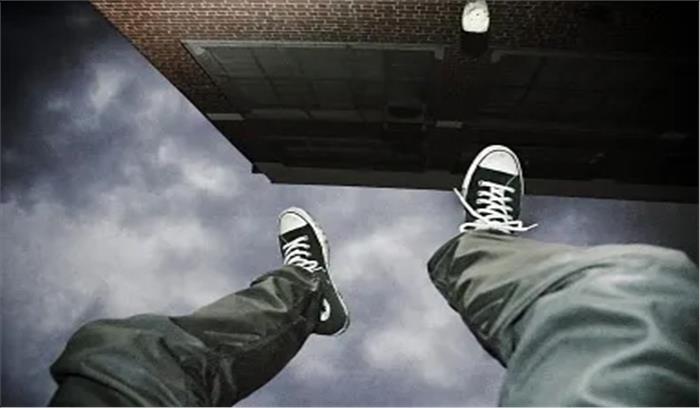 नोएडा सेक्टर-45 में एक शख्स ने 18वीं मंजिल से कूदकर दी जान