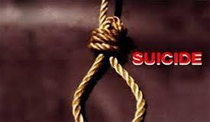 नोएडा : पंखे से लटके मिले महिला-पुरुष के शव, रोती मिली 8 माह की बच्ची