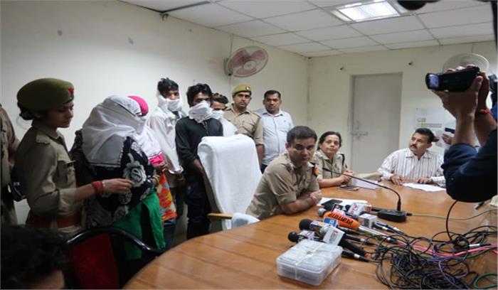 दो महिला समेत पांच गिरफ्तार