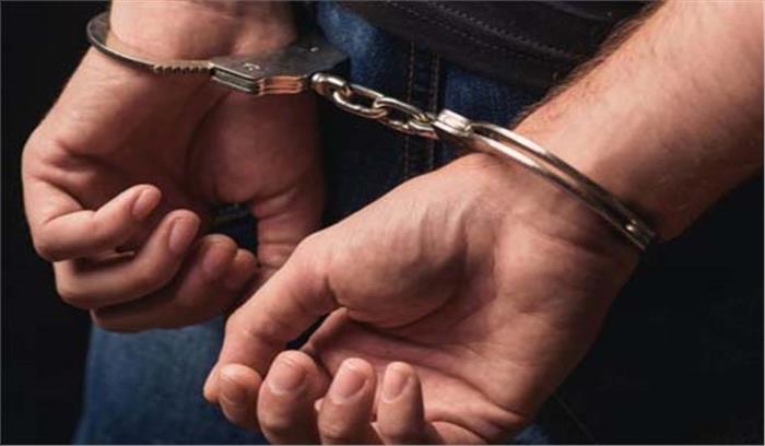 बब्रांडेड कंपनी की नकली शर्ट,दवाएं बेचने वाले गिरफ्तार बब्रांडेड कंपनी की नकली शर्ट,दवाएं बेचने वाले गिरफ्तार