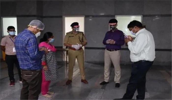 नोएडा : अधिकारियों ने किया क्वारंटाइन सेंटरों का औचक निरीक्षण