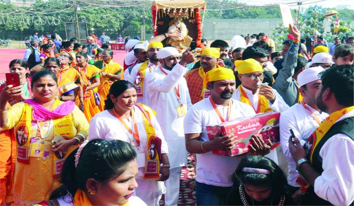 नोएडा स्टेडियम में देश भर की 251 पालकियों का हुआ समागम