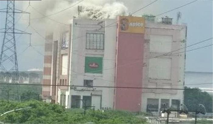 नोएडा के स्पाइस मॉल में लगी आग