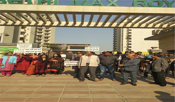 बिल्डर की मनमानी से त्रस्त सोसायटी निवासियों ने खोला मोर्चा