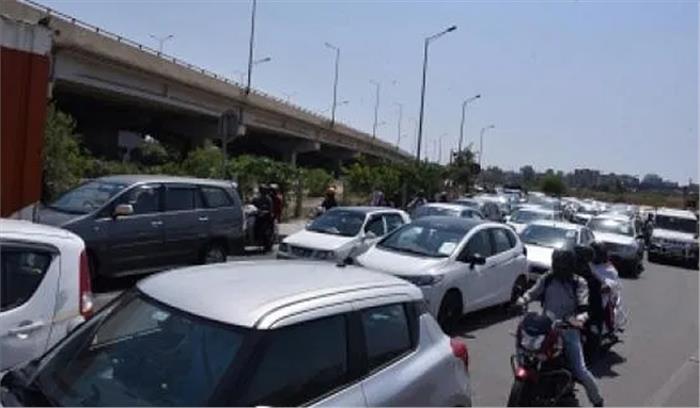 दोपहर से रात तक दिल्ली यूपी बार्डर पर लगी रही भीड़, रेंगता रहा ट्रैफिक