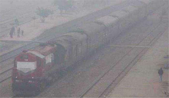उत्तर भारत में घने कोहरे के कारण दिल्ली जाने वाली 25 ट्रेन लेट उत्तर भारत में घने कोहरे के कारण दिल्ली जाने वाली 25 ट्रेन लेट