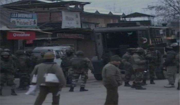 बारामूला: सुरक्षा बलों ने आंसू गैस के गोले छोड़े