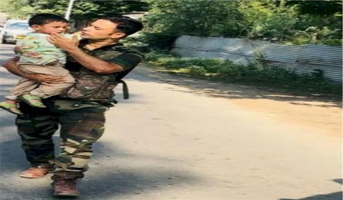 कश्मीर में आतंकी हमले में दादा के मरने के बाद बच्चे को बचाया गया
