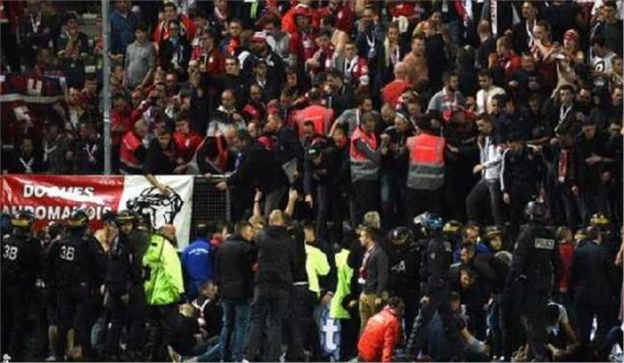 फुटबॉल स्टेडियम का बैरियर गिरने से 29 लोग घायल