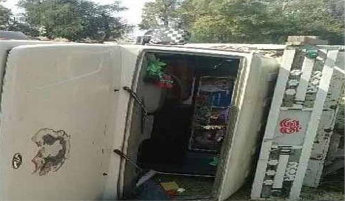 नौटंकी कलाकारों से भरी पिकअप पलटी दो की मौत,बारह घायल