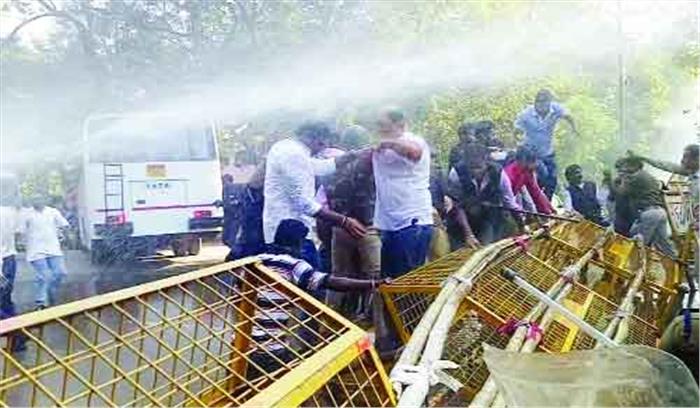 कांग्रेसियों पर लाठीचार्ज, पानी की बौछार कांग्रेसियों पर लाठीचार्ज, पानी की बौछार