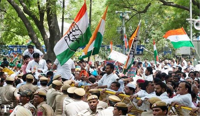 नोटबंदी के खिलाफ कांग्रेस का आरबीआई के बाहर प्रदर्शन