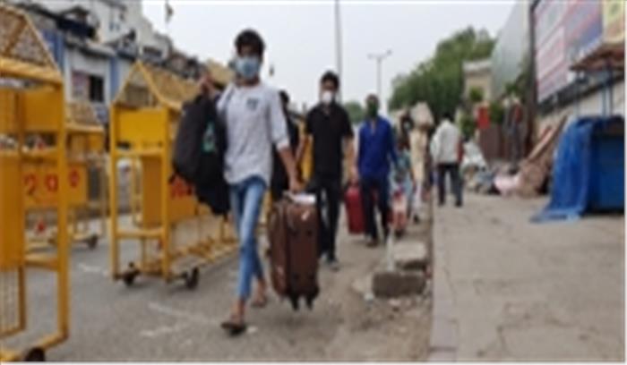 संपर्क ट्रेस करने यात्रियों के गंतव्य विवरण नोट कर रहा रेलवे संपर्क ट्रेस करने यात्रियों के गंतव्य विवरण नोट कर रहा रेलवे