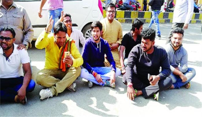 भाजयुमो नेता की बाइक पकड़ी तो ट्रैफिक थाने में मचाया हंगामा