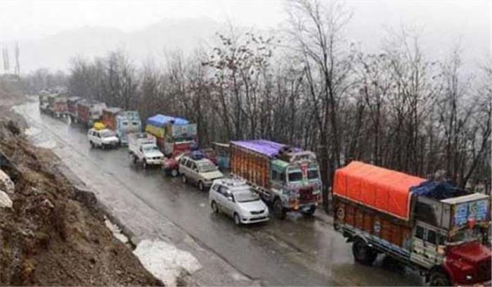 सैकड़ों वाहन जम्मू से कश्मीर के लिए रवाना, श्रीनगर जाने की अनुमति नहीं