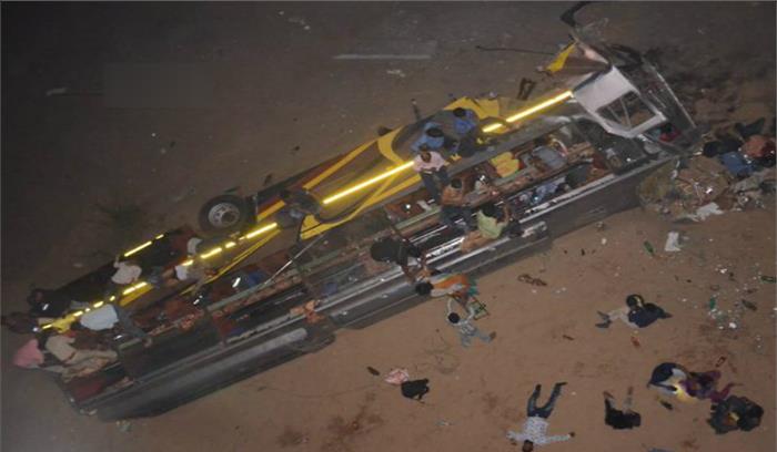 ओडिशा में सड़क दुर्घटना में तीन पर्यटकों की मौत ओडिशा में सड़क दुर्घटना में तीन पर्यटकों की मौत