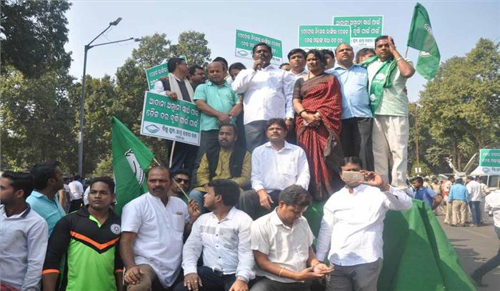  ओडिशा में ईंधन की कीमतों में बढ़ोतरी के खिलाफ बीजद ने किया प्रदर्शन