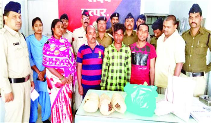 गांजा विक्रेता महिला समेत 5 गिरफ्तार, नाबालिग भी शामिल