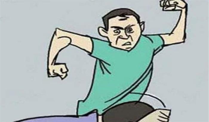 जोन दफ्तर में पी रहा था गांजा मना करने पर कर दी पिटाई