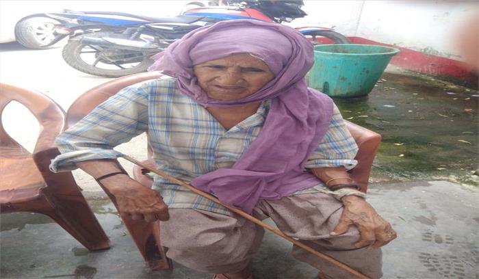 अस्सी साल की वृद्ध महिला को पीटकर घर से निकाला
