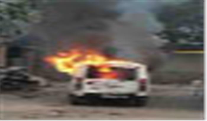 आग लगने से पुलिस की गाड़ी क्षतिग्रस्त