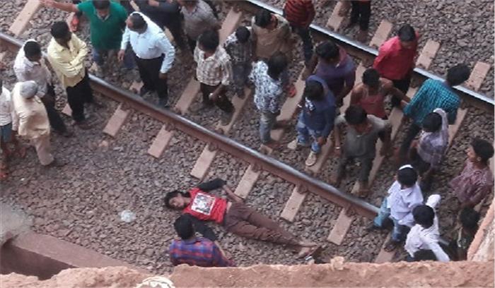 पटरी पर मिली युवक की लाश