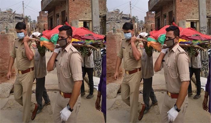 लावारिश दलित महिला की मौत होने पर बेटे बन गए पुलिसवाले, कंधा देकर किया अंतिम संस्कार लावारिश दलित महिला की मौत होने पर बेटे बन गए पुलिसवाले, कंधा देकर किया अंतिम संस्कार
