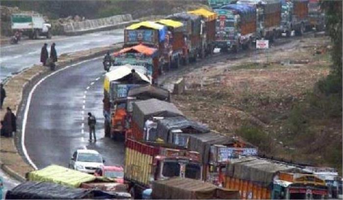 जम्मू-श्रीनगर राजमार्ग पर एकतरफा यातायात बहाल