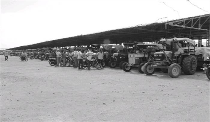 डेढ़ कि.मी. तक लगी रही ट्रैक्टर ट्रॉलियों की कतार