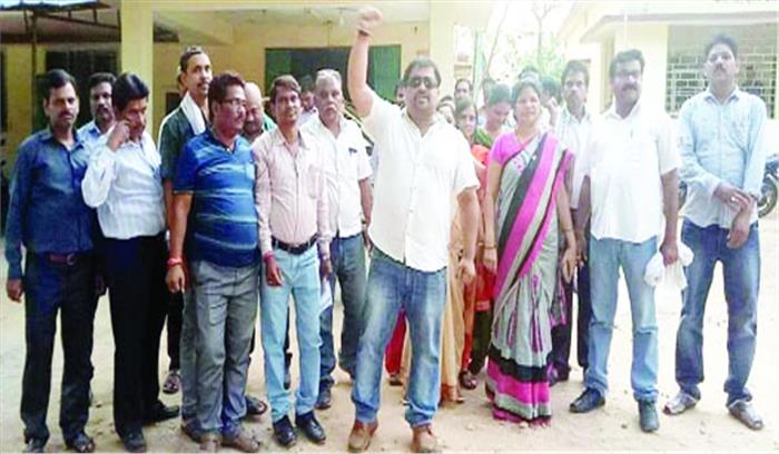 डीएफओ ने फोन पर वन कर्मियों से की अभद्रता,घेरा दफ्तर