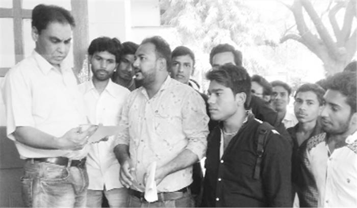 ऑनलाइन प्रवेश प्रक्रिया में उलझे कॉलेज विद्यार्थी