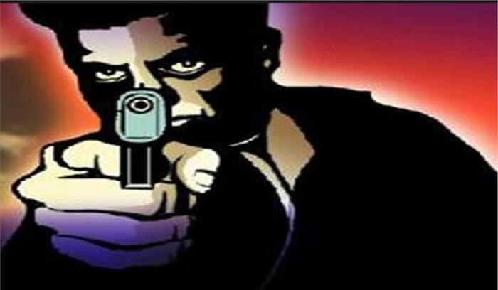 सरेराह गोलियां बरसाकर दो युवकों की हुई हत्या, घोषित अपराधी था मृतक 