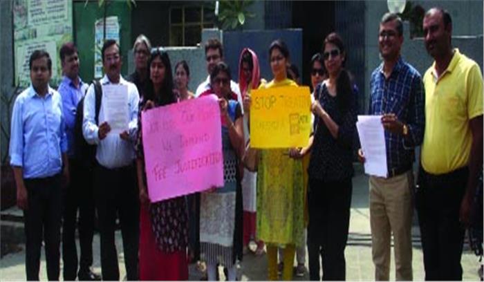 फीस बढोत्तरी को लेकर जिलाधिकारी से मिले अभिभावक