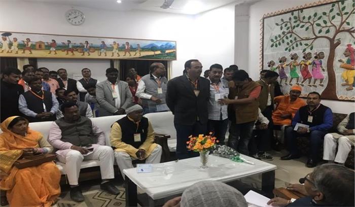 अफसरों के खिलाफ कार्यकर्ताओं ने संगठन के सामने खोला मोर्चा अफसरों के खिलाफ कार्यकर्ताओं ने संगठन के सामने खोला मोर्चा